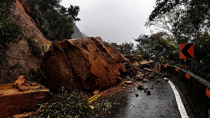 連接新北市雙溪區和九份老街的102線道22.6公里處發生土石坍方。   圖：警方／提供