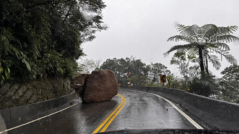 新北市雙溪區102線發生土石崩落，雙向交通中斷。   圖：警方／提供
