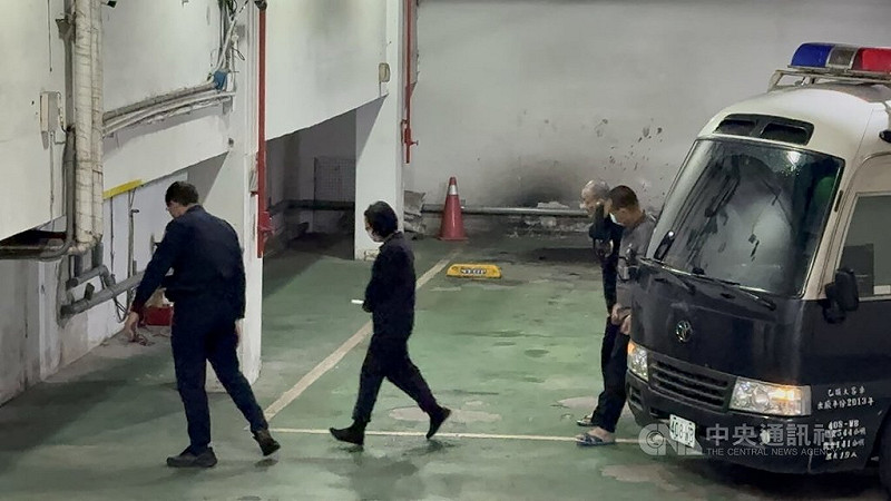 台北地檢署偵辦柬埔寨太子集團在台涉洗錢案，檢察官聲押禁見在台重要幹部王昱棠、辜姓女主管、邱姓、李姓被告獲准。北檢18日提訊辜女、邱男、李男到案。中央社記者林長順攝　114年11月18日   