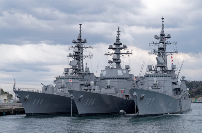 在日本神奈川縣橫須賀基地的日本自衛隊護衛艦。   圖 : 翻攝自新華網