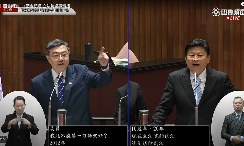 行政院長卓榮泰與國民黨團總召傅崐萁就財劃法修正案再次激烈交鋒。   圖：擷取自國會頻道