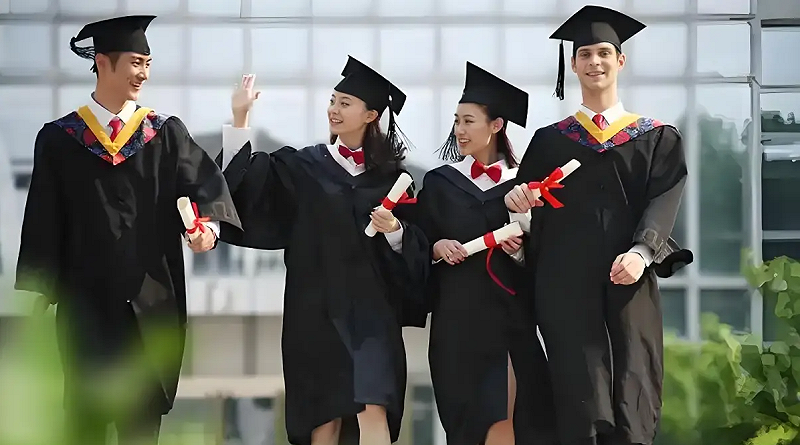 美國留學生圈近日掀起前所未有的恐慌。《新聞周刊》近日報導指出，川普政府正在考慮對國際學生簽證進行重大調整，方向包含限制甚至全面終止「可選實踐培訓」（OPT）計畫。   圖:翻攝自搜狐網