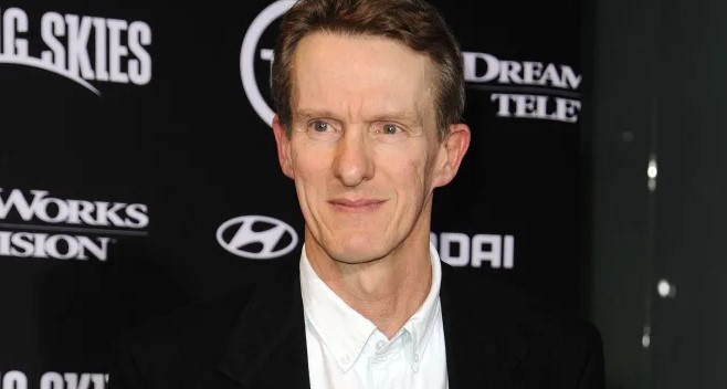 和史蒂芬.安布羅斯還曾擔任知名電影〈搶救雷恩大兵〉的歷史顧問。圖:翻攝自 X《All The Right Movies》 和史蒂芬.安布羅斯還曾擔任知名電影〈搶救雷恩大兵〉的歷史顧問。圖:翻攝自 X《All The Right Movies》