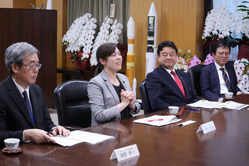 日本經濟安全保障擔當大臣小野田紀美（左二）   圖：翻攝自小野田紀美事務所的臉書