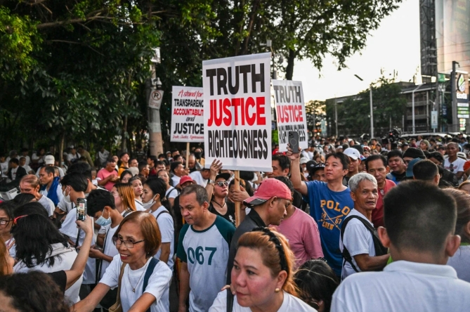 馬尼拉街頭抗議者高舉反對貪腐、要求公正調查的標語舉行示威，抗議防洪工程出現重大弊端。   圖 : 法新社