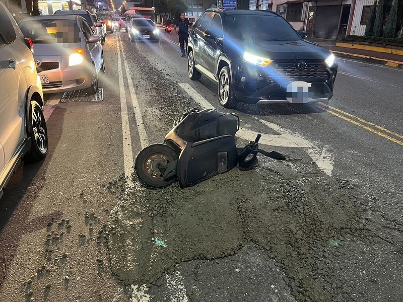 苗栗警方18日表示，1輛預拌混凝土車17日傍晚行經苗栗縣銅鑼鄉苗128線與中興路口，掉落一大坨混凝土，導致後方機車騎士閃避不及摔車受傷，經調閱監視器影像，追查出違規混凝土車司機，將開單告發。（警方提供）中央社記者管瑞平傳真　114年11月18日   