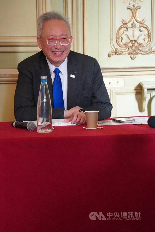 外交部次長吳志中17日罕見出席巴黎智庫研討會，談到台灣憑藉3大支柱應對中國威脅，包括自我捍衛的意願、各國在亞太區域的軍事存在，以及國際支持台灣扮演正面角色。中央社記者曾依璇巴黎攝　114年11月18日   