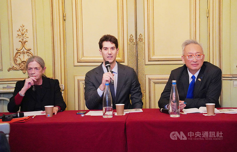 法國戰略研究基金會（FRS）在巴黎舉辦研討會，由研究員墨內（Simon Menet，中）主持，邀請外交部次長吳志中（右）和巴黎政治學院學者梅珍（Françoise Mengin，右）與談。中央社記者曾依璇巴黎攝　114年11月18日   