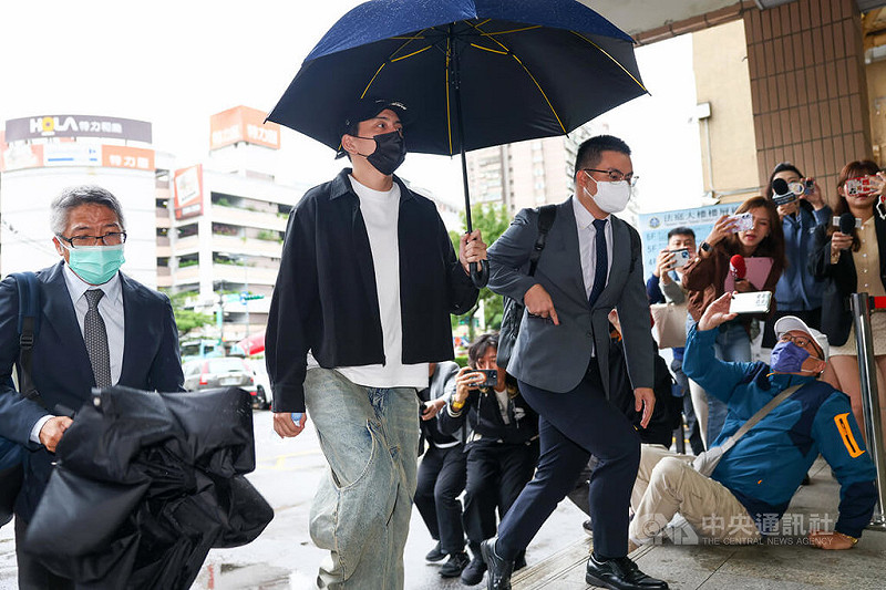 新北地方法院18日針對閃兵案再開庭，傳喚藝人王大陸（左2）出庭，他面對媒體提問未做回應。中央社記者王騰毅攝 114年11月18日   