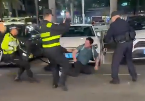  該男子被鐵叉拽倒後，遭口岸保全人員以警棍制服。圖：翻攝自 X《李老师不是你老师》