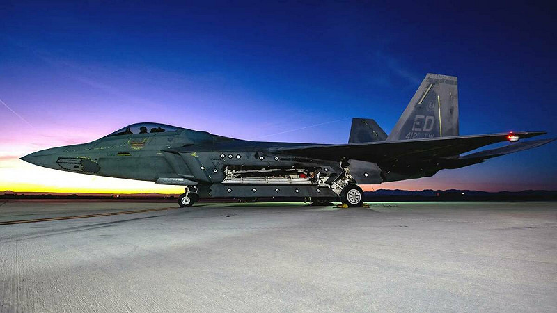 美國通用原子航空系統公司（ GA-ASI ）宣布， F-22 「猛禽」戰機飛行員首次在座艙內直接遠端操控 MQ-20 「復仇者」無人機。   圖：翻攝自Ｘ／@clashreport