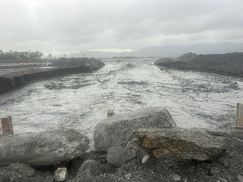 今日上午馬太鞍溪水位暴漲影響馬太鞍溪便道搶修進度。   圖：公路局／提供