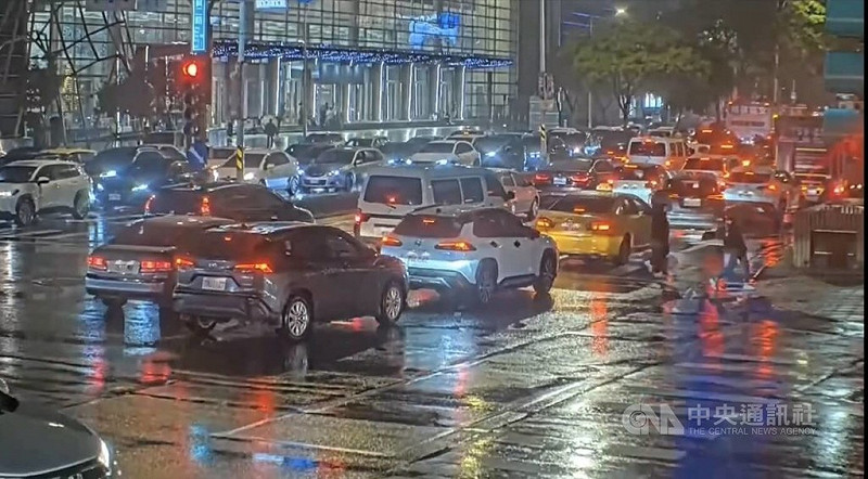 北市警方18日表示，南港、汐止一帶17日晚間交通大打結，主因為南港展覽館展覽活動廠商撤場車流，加上豪大雨及突發事故影響所致，經啟動交通快打等措施後排除。（翻攝照片）中央社記者黃麗芸傳真 114年11月18日   