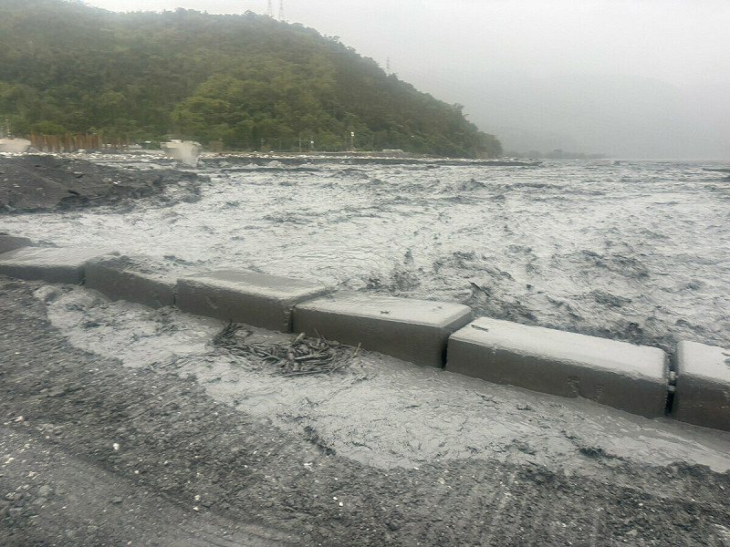 今(18)日清晨馬太鞍溪水位因不明原因突然暴漲。   圖：公路局／提供