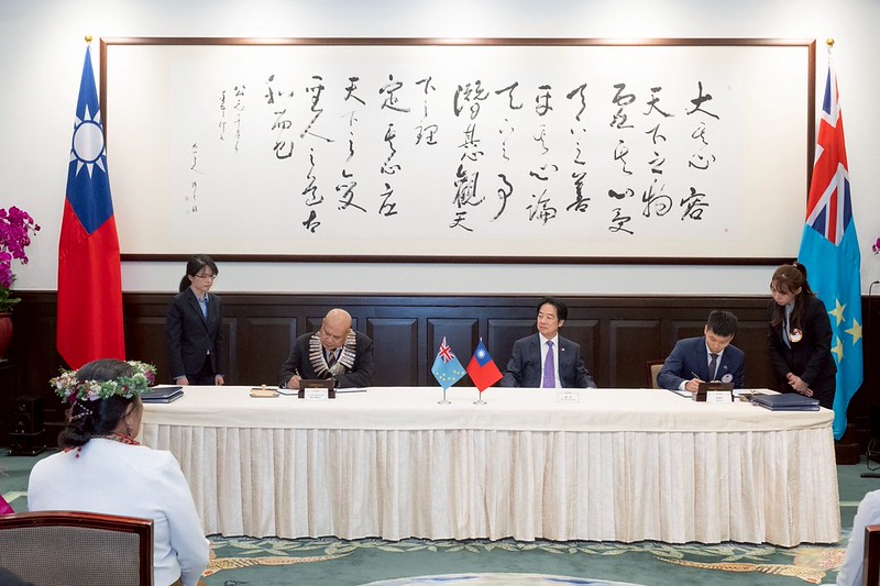 賴清德見證台灣、吐瓦魯簽署「台吐運動交流合作意向書」。 圖:總統府提供 賴清德見證台灣、吐瓦魯簽署「台吐運動交流合作意向書」。 圖:總統府提供