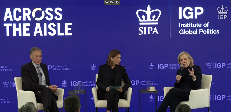 希拉蕊（右）與蓬佩奧（左）罕見同台。   圖：翻攝自哥倫比亞大學國際公共事務學院 YouTube