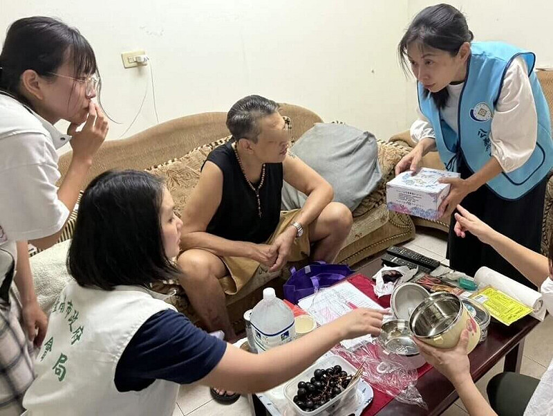 美籍龍姓男子（右2）已持有永久居留證，因積欠逾6萬元稅金未繳被扣存款，但其失業又行動不便，生活陷困境，行政執行署嘉義分署獲悉伸援贈慰問金、物質。（嘉義執行分署提供）中央社記者黃國芳傳真　114年11月18日   