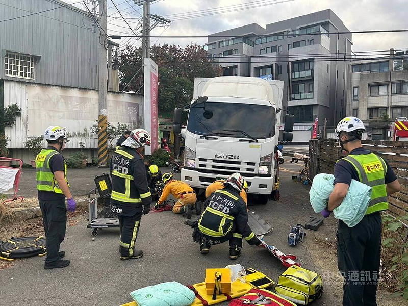 台中清潔隊古姓女隊員18日上午與羅女共乘機車上班途中，與梁男駕駛的貨車發生碰撞，2人受困車底，經警消協助脫困，古女死亡、羅女受傷送醫。（翻攝照片）中央社記者蘇木春傳真　114年11月18日   