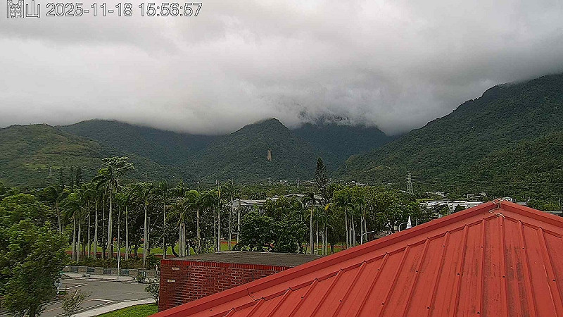 受東北季風影響，台東地區因風速較強引發地表揚塵，台東關山空品亮橘燈。   圖：取自空氣品質監測網