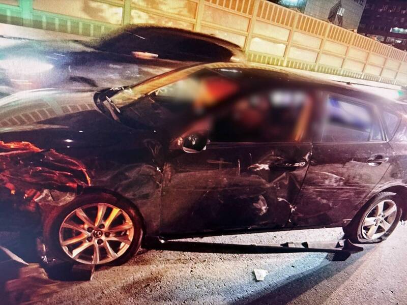 58歲邱姓男子疑似毒駕，高速追撞前方車輛。   圖：翻攝畫面