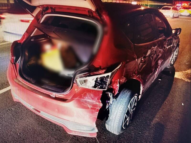 28歲雍姓男子一家遭追撞，車內2名乘客多處擦挫傷。   圖：翻攝畫面