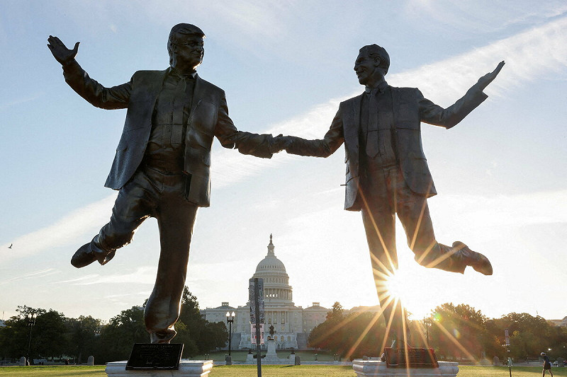 諷刺川普與艾普斯坦的雕塑。   圖：路透社／達志影像