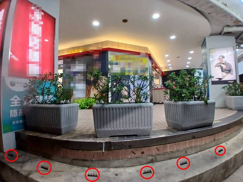 新北市樹林區的後火車站商圈某知名連鎖眼鏡行前，被民眾惡意放置「防鴿用塑膠尖刺板」驅趕街友。   圖：翻攝畫面