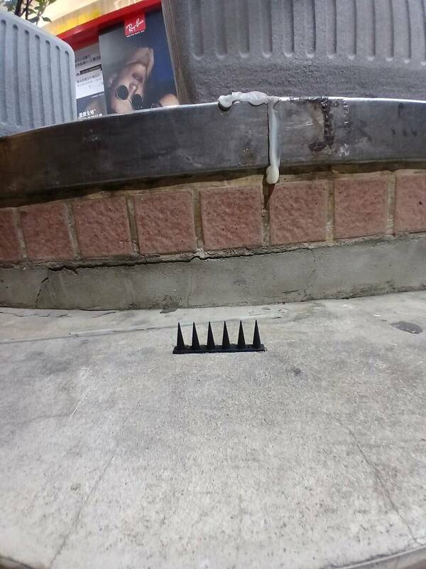 警方介入調查，將放置「防鴿用塑膠尖刺板」的民眾依公共危險等罪送辦。   圖：翻攝畫面