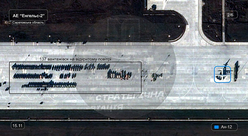 俄國恩格斯空軍基地在機庫與停機坪附近聚集超過 130 輛身份不明的卡車,附近還有一架 An-12 運輸機。 圖:翻攝自 X 俄國恩格斯空軍基地在機庫與停機坪附近聚集超過 130 輛身份不明的卡車,附近還有一架 An-12 運輸機。 圖:翻攝自 X