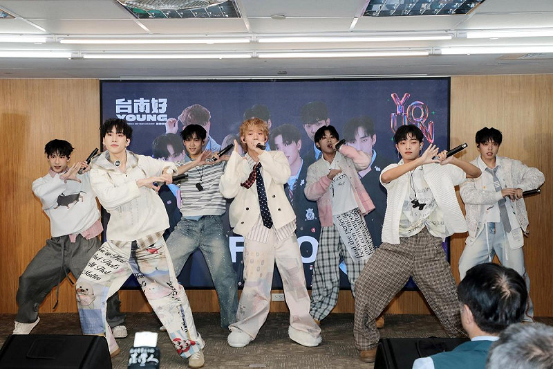 「台南市耶誕跨年系列活動」即將登場，市府今日召開記者會，市長黃偉哲攜手新世代冠軍男團F.F.O，宣布「2026台南市耶誕跨年系列活動」從11月29日起，連續6周，共有3場親子活動以及3場大型演唱會，精彩可期。   圖：台南市政府提供