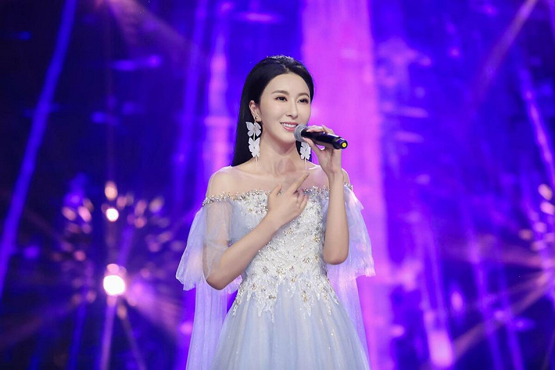 近期中國政壇接連傳出高層人事震盪，而一位原本活躍於文藝與學界的女性，中國傳媒大學副教授伊麗媛，意外成為網路焦點。   圖:翻攝自X帳號@cskun1989