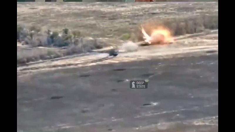 烏軍坦克近距離砲擊俄軍坦克。   圖：擷取自 @mouw5284 X 分享影片