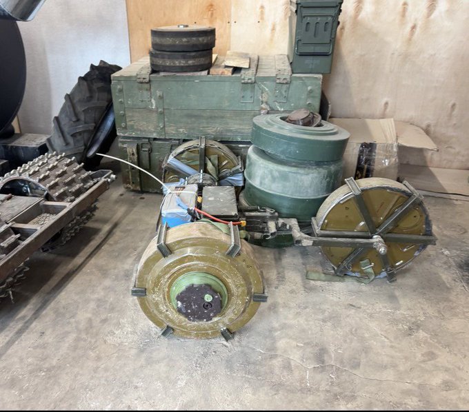  烏軍近期推出由多枚反坦克地雷組合而成的「地面式 FPV 無人機」。 圖：翻攝自 @front_ukrainian X 帳號 