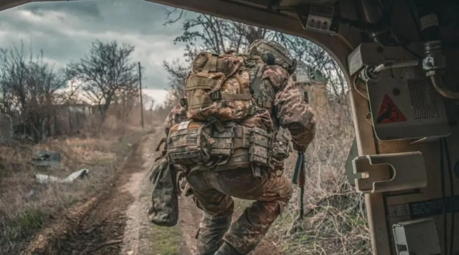 俄軍跳出裝甲運兵車奔向戰場。    圖 : 翻攝自藍星筆記