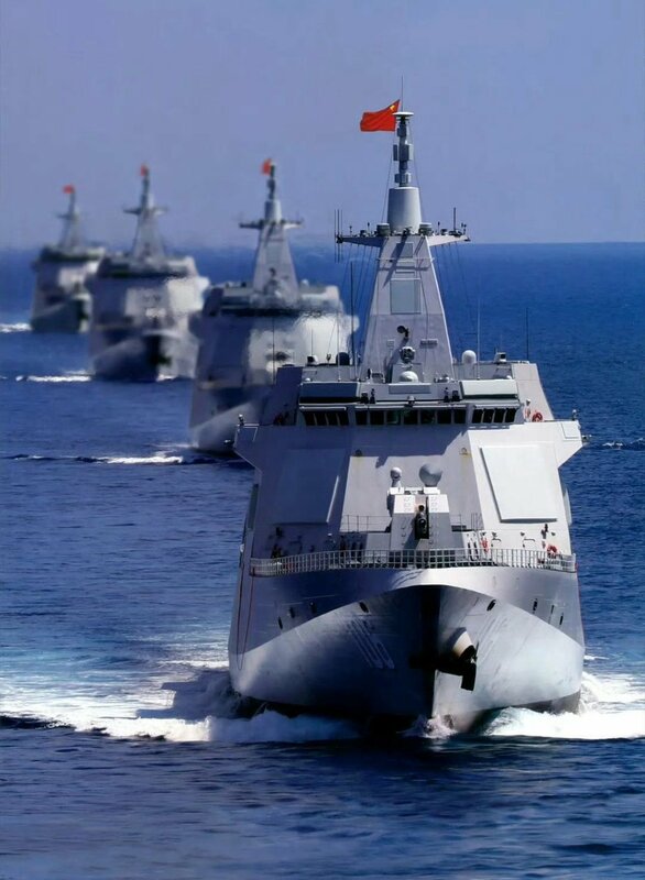 中國驅逐艦編隊鄰近日本活動,回擊高市早苗的「台灣有事」說法(示意畫面)。圖:翻攝自 X《 彩云香江》 中國驅逐艦編隊鄰近日本活動,回擊高市早苗的「台灣有事」說法(示意畫面)。圖:翻攝自 X《 彩云香江》