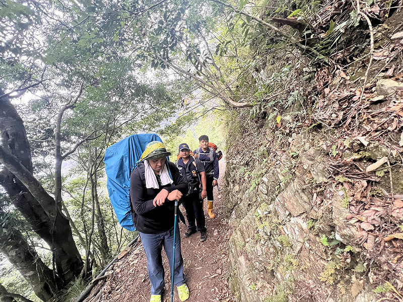 內政部警政署保安警察第七總隊刑事警察大隊大隊長張益誠攀登秀姑巒山，18日上午疑因身體不適折返回山屋，被山友發現倒臥路旁且已無生命跡象，南投縣消防局派遣地面部隊馳援。（南投縣消防局提供）中央社記者鄭維真傳真　114年11月18日   