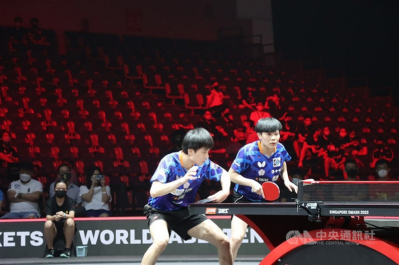 林昀儒鄭怡靜力拚馬斯喀特球星挑戰賽混雙冠軍。（中央社檔案照片）   