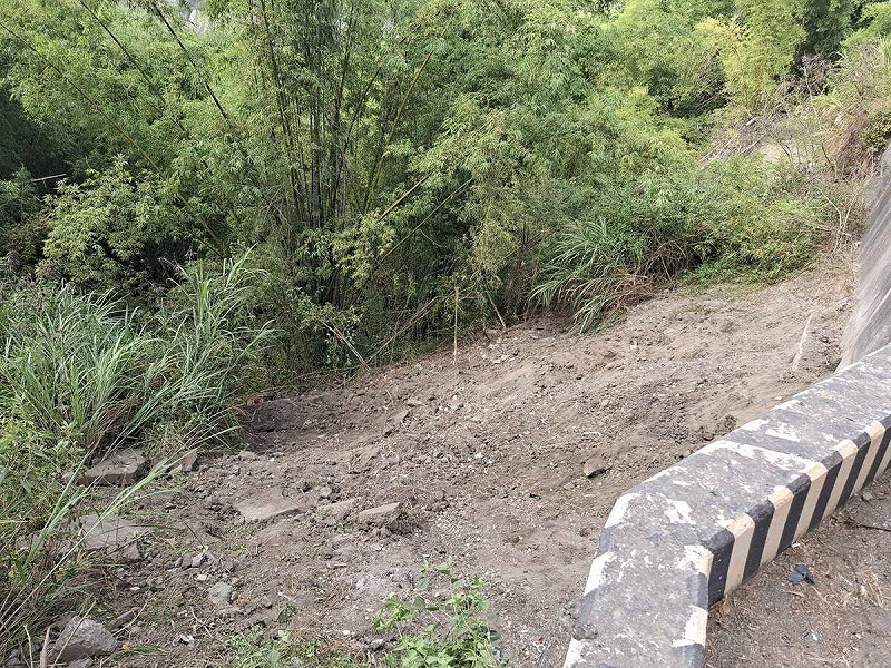 月世界山坡地垃圾，加派人力機具完成環境復原。   圖：高雄市環保局/提供