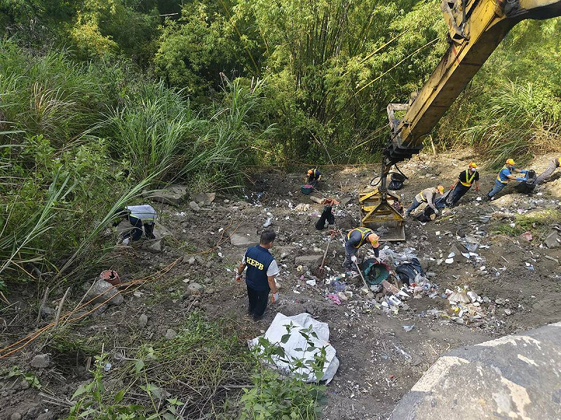 環保局派員下坡進行垃圾檢拾作業。   圖：高雄市環保局/提供