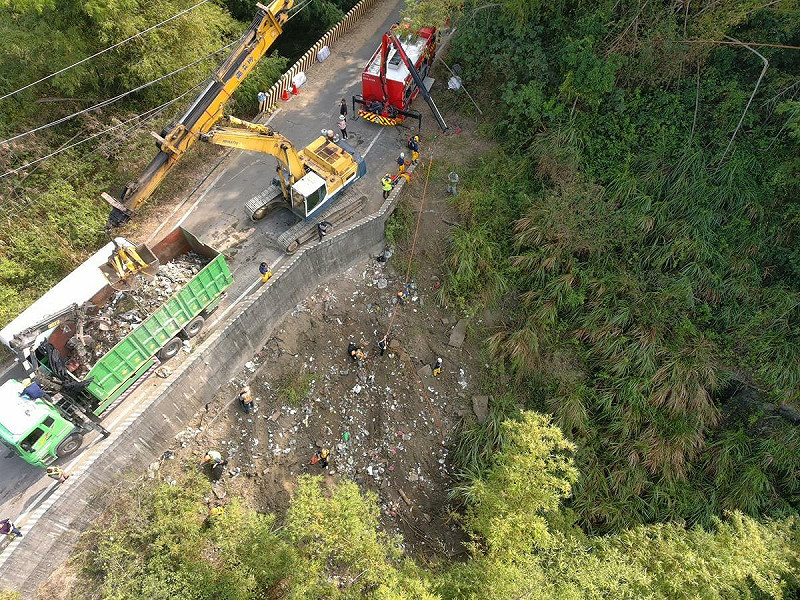 環保局清理垃圾作業空拍圖。   圖：高雄市環保局/提供