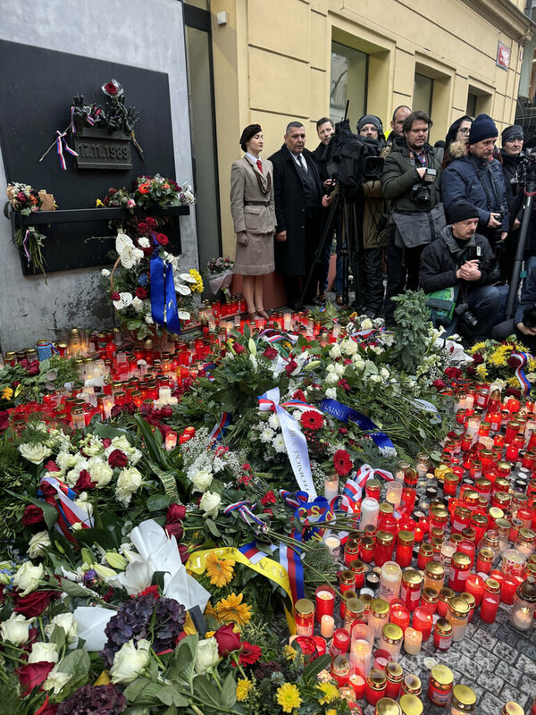 捷克首都布拉格17日舉行一系列講座、展覽與音樂活動，追思1989年推翻共產政權的「絲絨革命」（Velvet Revolution），並悼念1939年納粹占領時期遭受迫害的學生。「絲絨革命紀念碑」前擺滿鮮花與蠟燭。中央社記者劉郁葶布拉格攝　114年11月18日   圖：中央社提供