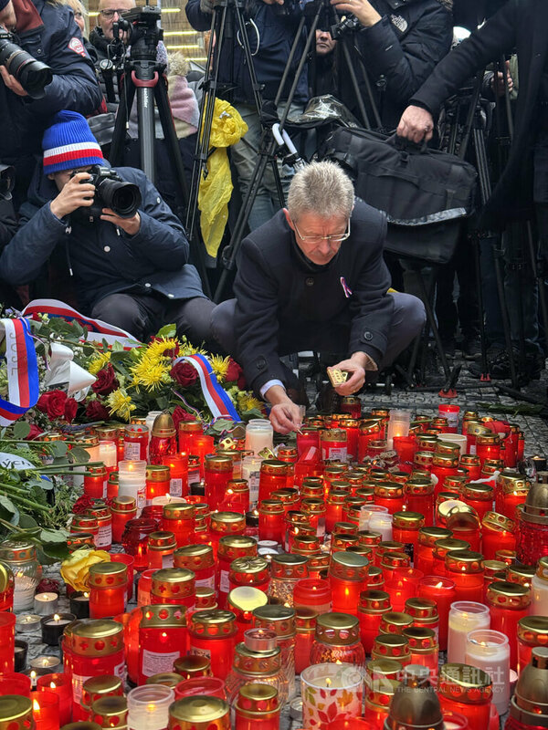 捷克首都布拉格17日舉行一系列講座、展覽與音樂活動，追思1989年推翻共產政權的「絲絨革命」（Velvet Revolution），並悼念1939年納粹占領時期遭受迫害的學生。捷克參議長維特齊（Miloš Vystrčil）在「絲絨革命紀念碑」前獻花、點亮蠟燭致意。中央社記者劉郁葶布拉格攝　114年11月18日   圖：中央社提供