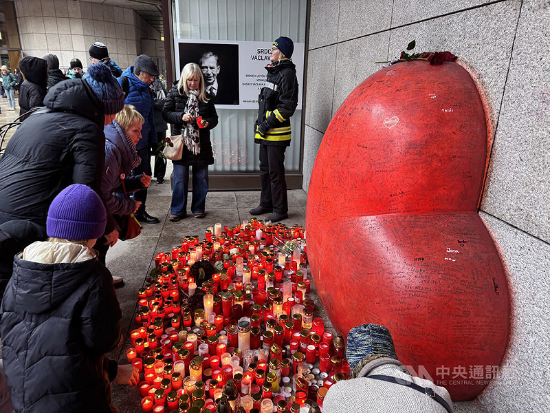 捷克首都布拉格17日舉行一系列講座、展覽與音樂活動，追思1989年推翻共產政權的「絲絨革命」（Velvet Revolution），並悼念1939年納粹占領時期遭受迫害的學生。捷克前總統哈維爾（Václav Havel）心型紀念碑前擺滿蠟燭。中央社記者劉郁葶布拉格攝　114年11月18日   圖：中央社提供