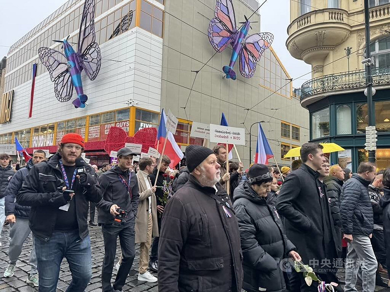 捷克首都布拉格17日舉行一系列講座、展覽與音樂活動，追思1989年推翻共產政權的「絲絨革命」（Velvet Revolution），並悼念1939年納粹占領時期遭受迫害的學生。超過10萬名民眾響應參與，慶祝得來不易的自由與民主。中央社記者劉郁葶布拉格攝　114年11月18日   圖：中央社提供