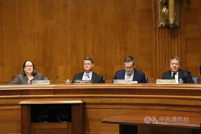 美前國防官員薛瑞福（左2）18日在美國國會回應台灣加入環太平洋演習（RIMPAC）的可能性。中央社記者鍾佑貞華盛頓攝 114年11月19日   圖：中央社提供