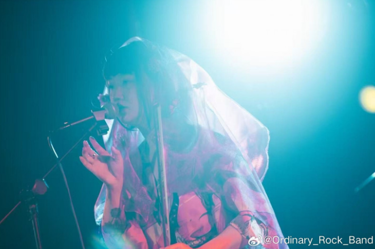 中國獨立樂團「普通搖滾樂隊」女主唱阿珍本月10日意外身亡，得年26歲。   圖：翻攝自普通搖滾樂團微博