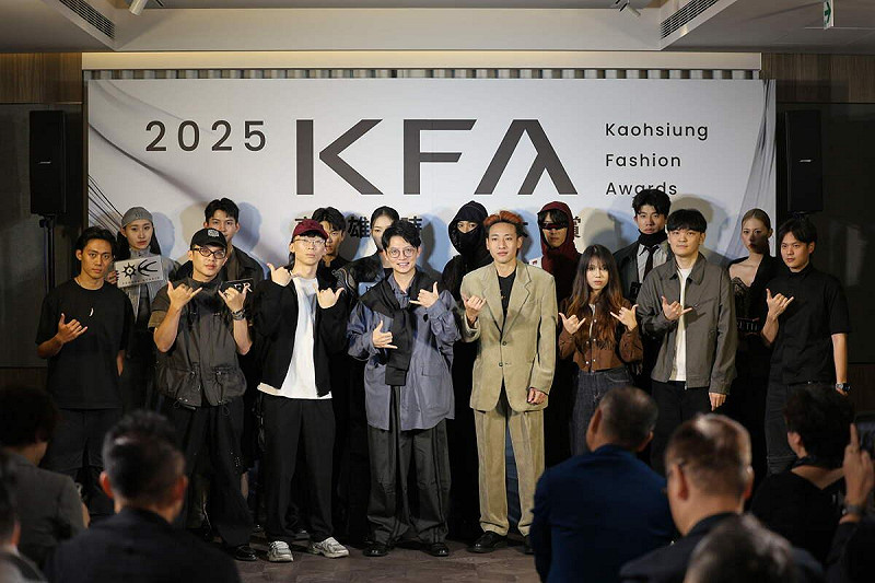 林楷軒(前排左四)與入圍決賽8組設計品牌(第二排)與設計師們(第一排)合影。   圖：高雄市青年局/提供