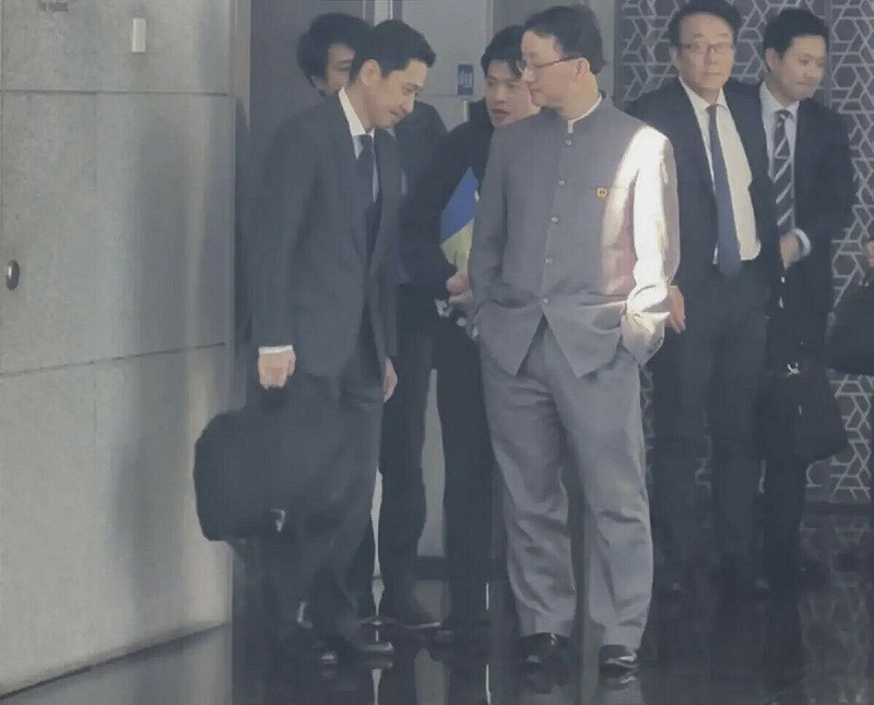 劉勁松在會談結束後無禮地「雙手插兜」,似乎對談判結果很不滿意。圖:翻攝自 X《蔡慎坤》 劉勁松在會談結束後無禮地「雙手插兜」,似乎對談判結果很不滿意。圖:翻攝自 X《蔡慎坤》