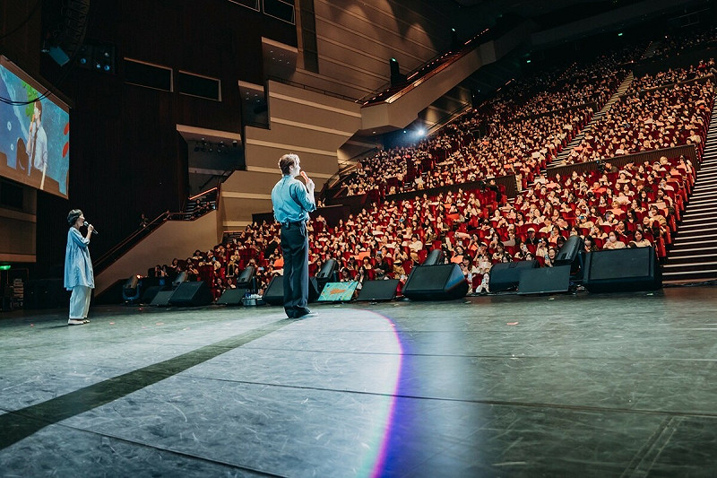 李鍾碩在表演中親自到台下巡場，貼心照顧每個區域的粉絲。   圖：網銀國際影視／提供