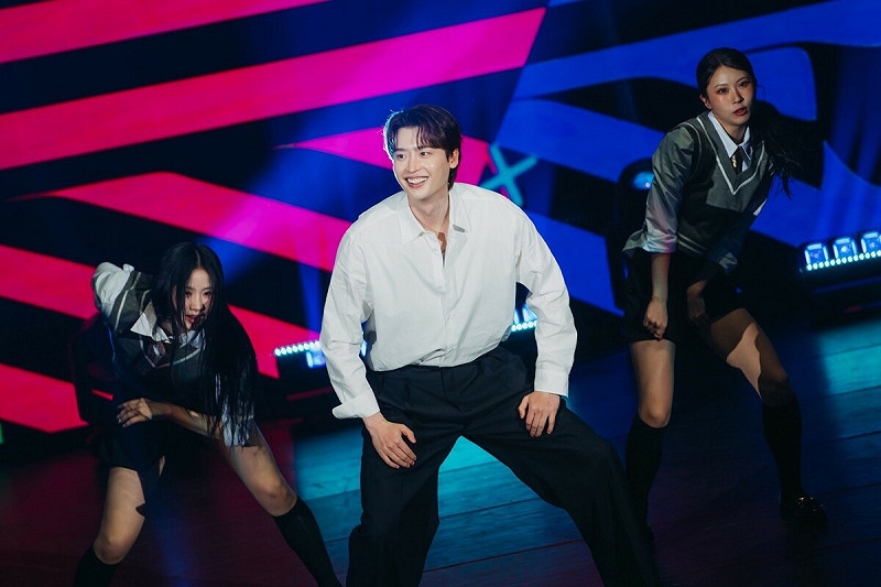 李鍾碩特別重現選跳PSY破億金曲〈New Face〉，性感骨盆舞動作讓全場粉絲尖叫聲不斷。   圖：網銀國際影視／提供